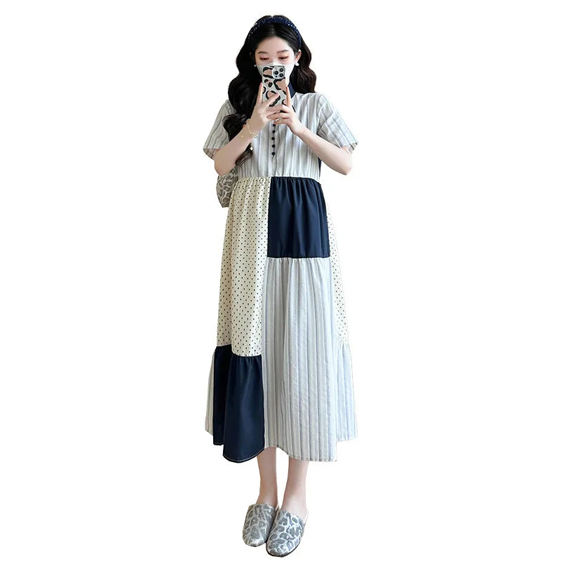 Umstandsmode Sommer 2025: Modisches Kleid, das Persönlichkeit und Temperament unterstreicht, schlank macht und jünger aussehen lässt.